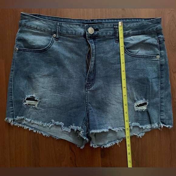 BLUENOTES Women’s Torn Jean Shorts Blue Size 34W - Picture 5 of 6